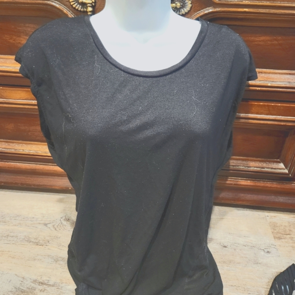 Ladies sz Sm S/L Tee Shirt BENCH